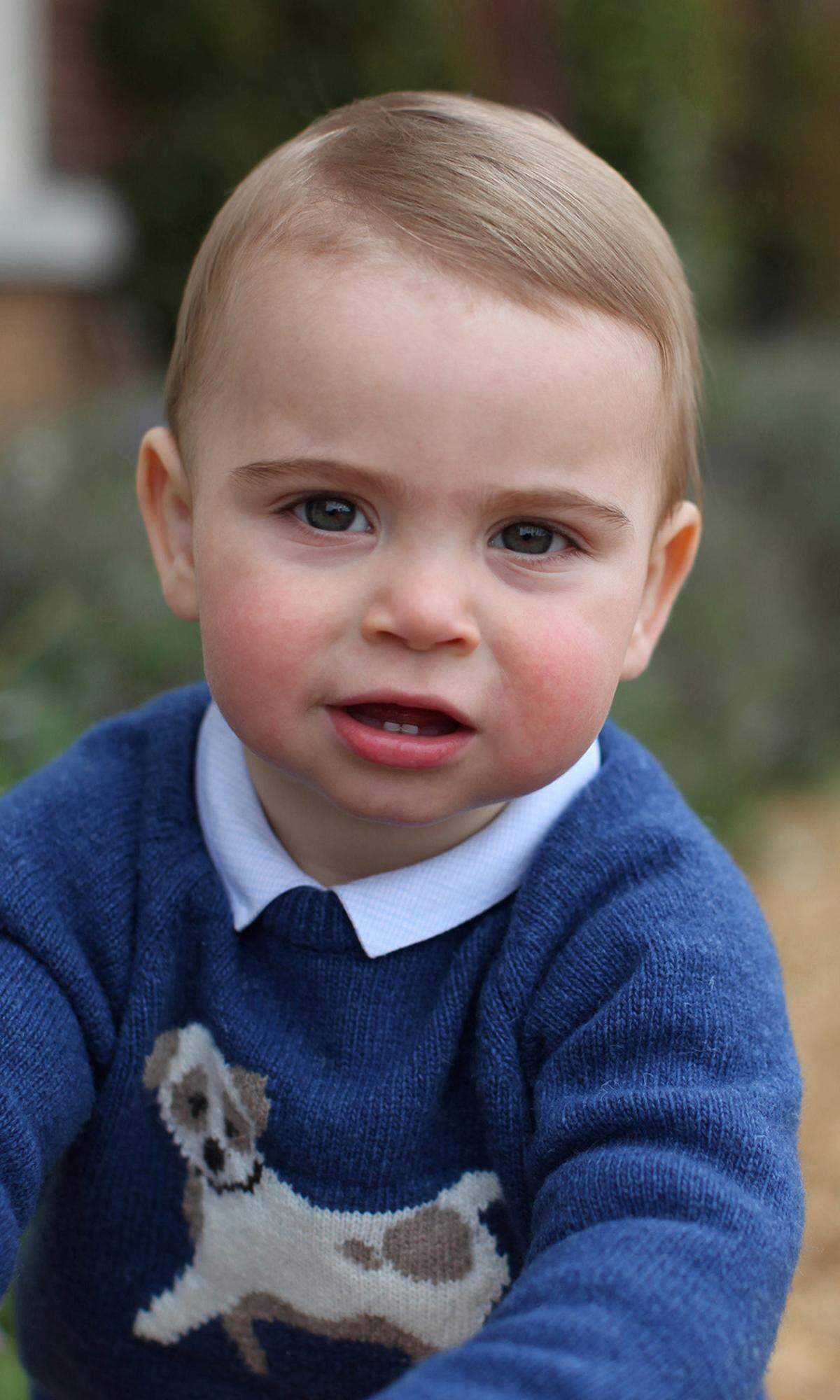 Bislang hielten sich Mama Kate und Papa William mit Schnappschüssen ihres Mini-Prinzen, der mit vollem Namen Louis Arthur Charles von Cambridge heißt, zurück. Das letzte offizielle Foto von Louis wurde zu Weihnachten veröffentlicht. 