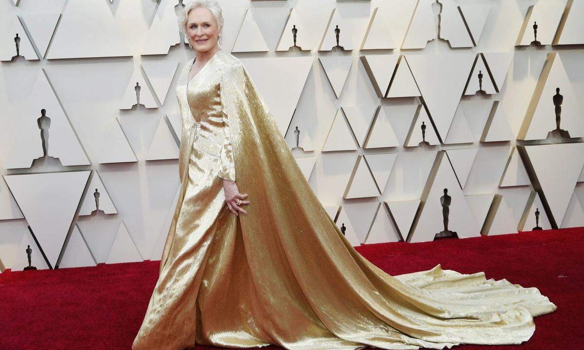 Sechs Mal ging Glenn Close bei den Oscars leer aus - es war eine der größten Fragen des Abends: würde es im siebenten Anlauf klappen? Sie war für ihre Rolle in "The Wife" als beste Hauptdarstellerin nominiert. Sie erschien in einer goldenen Robe mit Schleppe von Carolina Herrera.