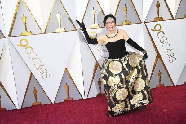 Schwarz und Gold: Rita Moreno trug dasselbe Kleid, das sie schon 1962 zu den Oscars trug. Damals wurde die 86-Jährige als beste Nebendarstellerin ausgezeichnet.