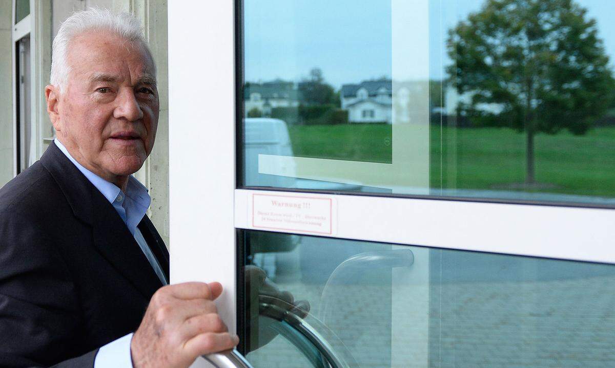 Als Doppelstaatsbürger wurde bislang Frank Stronach geführt. Er ist gleich platziert wie der Händler Geiger. Seit 2015 scheint er erstmals nur mehr als Kanadier im Forbes-Ranking auf. Sein Vermögen beläuft sich auf 1,5 Milliarden Dollar, damit konnte er sich im Ranking aber nicht verbessern. Im Oktober brachte er eine 520-Millionen-Dollar-Klage gegn seine Tochter ein. Der Gründer des Autozulieferers Magna sieht sich von ihr aus der Kontrolle über die Firma gedrängt. Laut der Gegenseite bedrohten seine Fehlschläge das Familienvermögen.