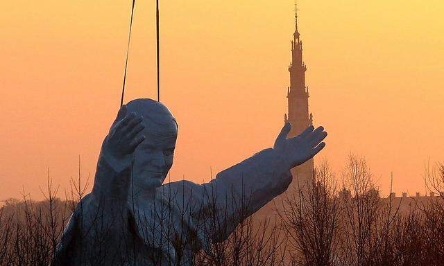 Im Frühjahr wurde in Polen eine 14 Meter hoge Statue für Johannes Paul II. aufgestellt.  