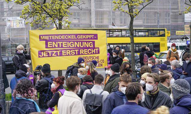 News Bilder des Demo am Hermannplatz am 15.4.2021 zum Protest gegen die Aufhebung des Mietendeckels in Berlin durc