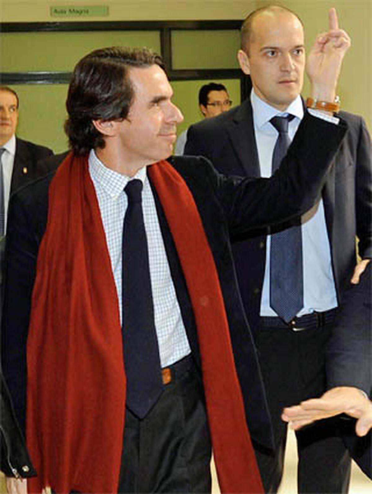 Der Spanier, sonst auch kein Gentleman, lieferte den jüngsten Aufreger: José María Aznar, immerhin Expremier seines Landes, zeigte der Jugend den Finger. Studenten hatten ihn an der Universität von Oviedo als „Faschisten“ und „Mörder“ beschimpft, weil er den Irak-Krieg unterstützt hatte – als „Arschkriecher George W. Bushs“. Aznar konterte mit obszöner Geste. Die öffentliche Kritik ließ freilich nicht lange auf sich warten: „Unwürdig!“ Mit seinen schlechten Manieren steht Aznar international allerdings nicht allein da.