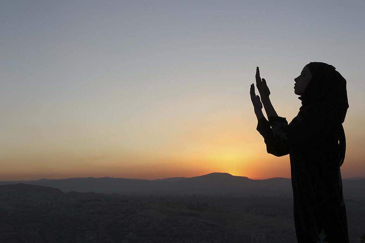 Mit dem Neumond am 1. August hat für mehr als eine Milliarde Muslime weltweit der Fastenmonat Ramadan begonnen. Neben dem Essen und Trinken betrifft diese religiöse Pflicht auch das Rauchen und den Geschlechtsverkehr.