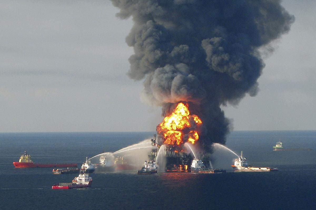 Die Explosion der vom BP-Konzern geleasten Bohrinsel "Deepwater Horizon" am 20. April 2010 hat die größte Umweltkatastrophe in der Geschichte der USA ausgelöst. Bei dem Unglück starben elf Menschen, zwei weitere kamen später bei Rettungsarbeiten ums Leben.