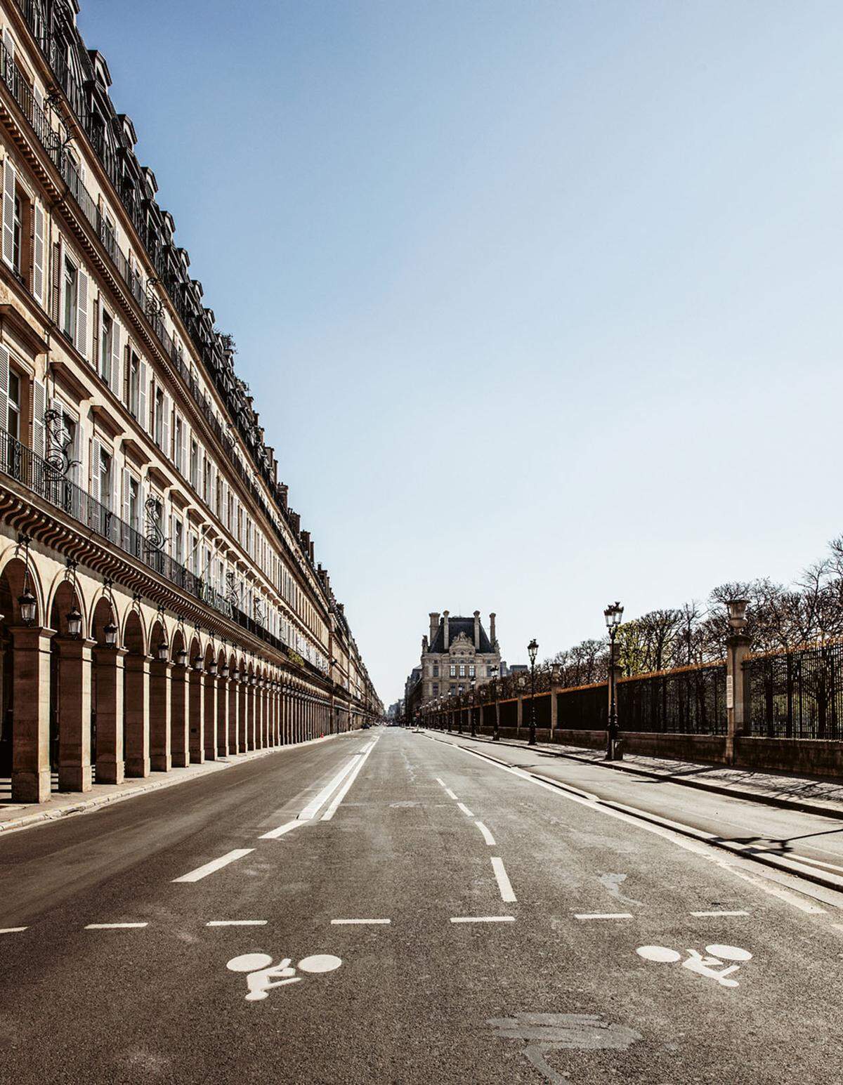 Die prachtvolle Rue de Rivoli an der bekannten Parkanlage Jardin des Tuileries in Paris, normalerweise tummeln sich hier die Leute.
