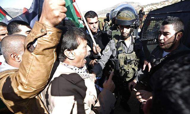 Minister Ziad Abu Ein (Mitte) wird in einer Auseinandersetzung von israelischen Soldaten gepackt. Etwas später verstarb er.