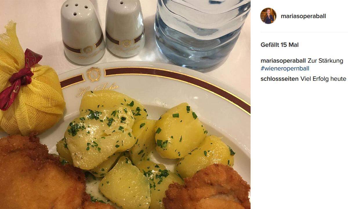 Opernball-Organisatorin Maria Großbauer stimmte sich mit einem Schnitzel auf das Fest ein.