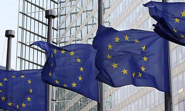 EU-Flaggen auf Halbmast vor dem Hauptgebäude der Kommission in Brüssel