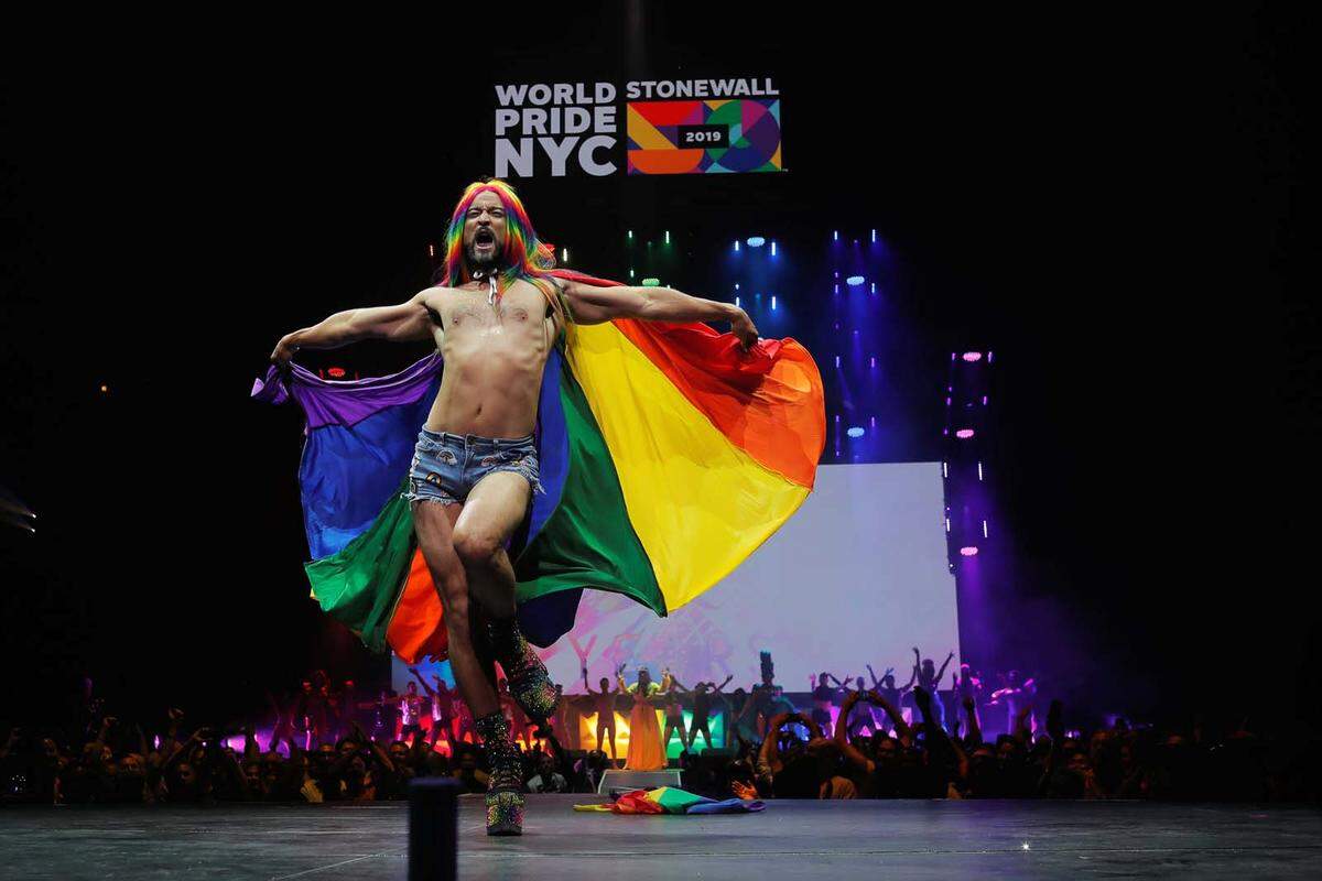 New York City hat diese Woche vier Millionen Besucher empfangen, um die World Pride, das Finale des Pride Month 2019, zu feiern. Die Themenpalette schlägt in zwei Richtungen aus, einerseits werden die Fortschritte bei den LGBTQ-Rechten gefeiert, anderseits vor der Anti-LGBTQ-Politik von US-Präsident Donald Trump gewarnt.