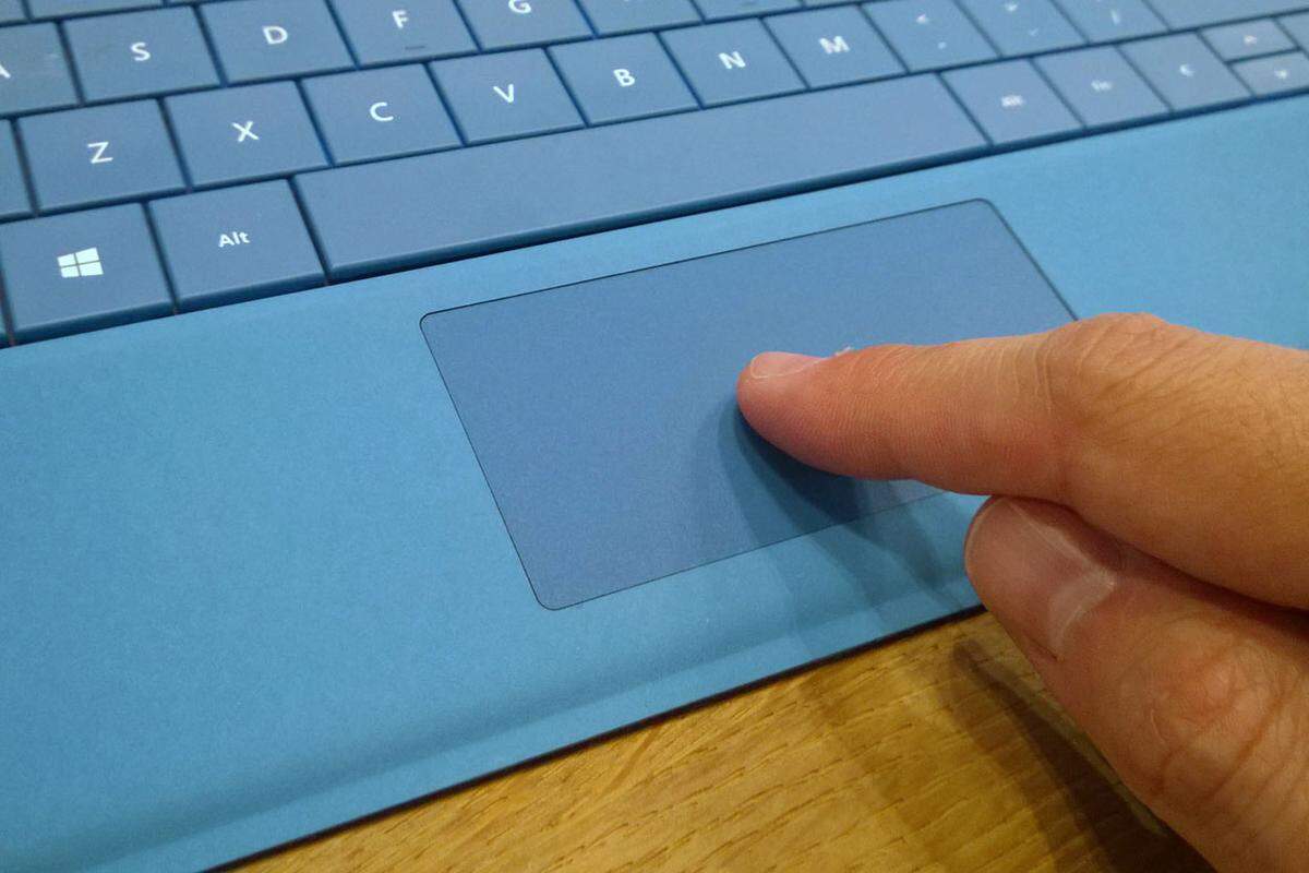 Ebenfalls verbessert wurde das Type Cover. Dieser Hybrid aus Schutzhülle und Tastatur bietet beleuchtete Tasten, verbessertes Tippverhalten und (endlich!) ein Touchpad, das einen haptischen Klick bietet, wenn man draufdrückt. Dank zusätzlicher Magnete lässt sich das Type Cover an der Unterkante des Surface Pro 3 anheften. Dadurch kann man leicht erhöht tippen. Leider ist dieses Ding aber immer noch ein kostenpflichtiges Zubehör. Ganze 129,99 Euro will Microsoft dafür haben.