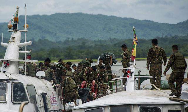Die Regierung von Myanmar schickt verstärkt Militär in die Rohingya-Region Rhakine.