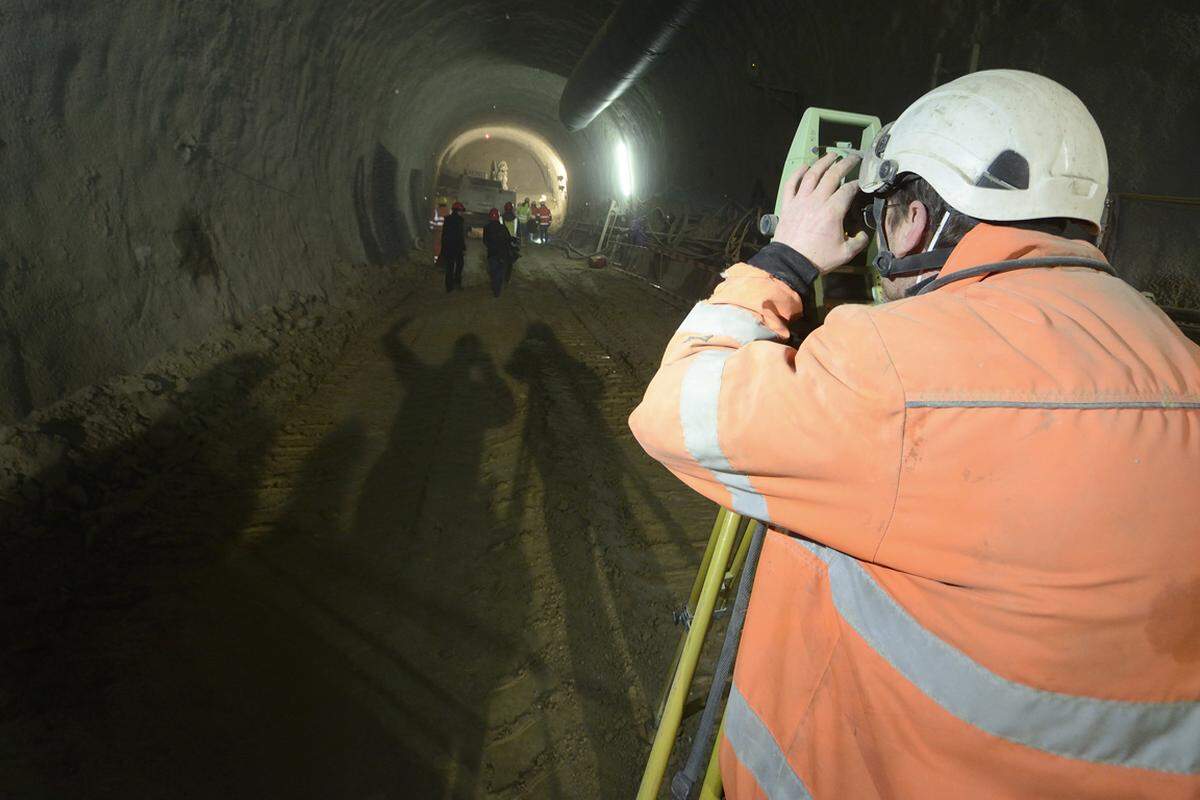 Insgesamt wächst die U1 in den nächsten Jahren vom Reumannplatz um 4,6 km und fünf Stationen. Mit 19,2 km ist sie dann die längste U-Bahnlinie Wiens.Bild: Eine aktuelle Aufnahme bei der künftigen Station Troststraße.