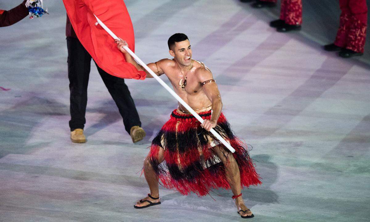 Eigentlich hatte Taufatofua angekündigt, bei seiner zweiten Olympia-Teilnahme bekleidet ins Stadion einzulaufen. "Ich will ja bei meinem Rennen noch am Leben sein", hatte der 100-Kilo-Mann gesagt. Der "Coconut Fighter" ist als zweiter Tongaer überhaupt bei Winterspielen.