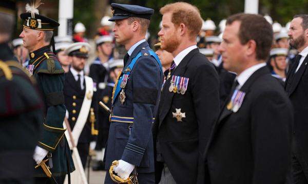 Gefolgt von Prinz William und Prinz Harry, den Enkeln der Queen.