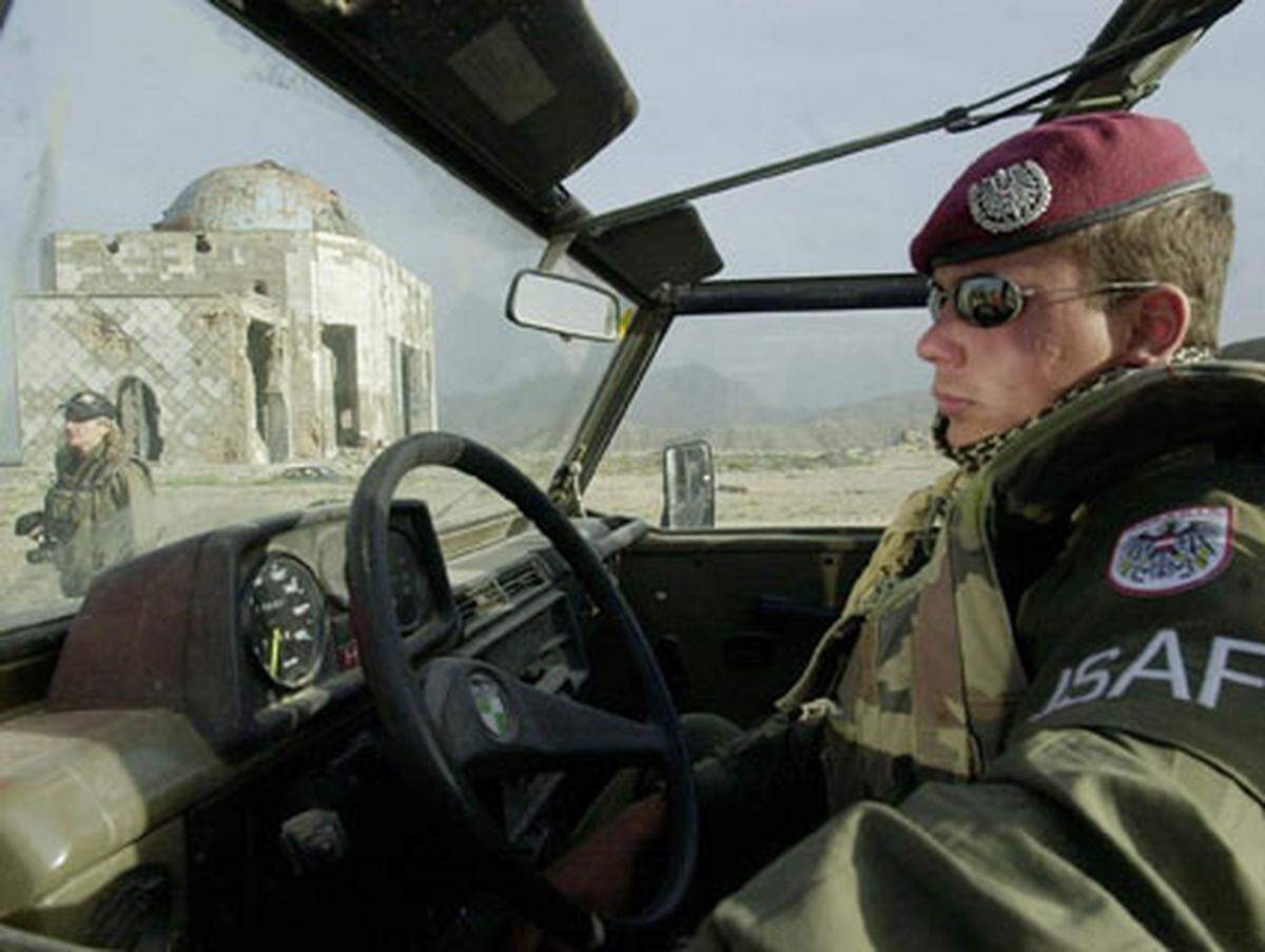 Fahrzeugkontrollen etwa werden nicht von der ISAF, sondern nur von afghanischen Polizeieinheiten vorgenommen. Im Bild ein österreichischer Soldat, der im Jahr 2002 im ISAF-Einsatz war.