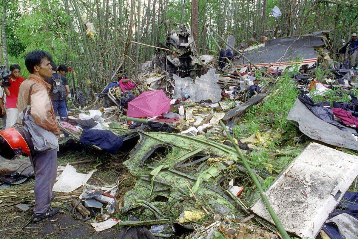 Fünfzehn Minuten nach dem Start öffnete sich die Schubumkehr am linken Triebwerk. Der Flieger wurde zwar sofort auf Leerlauf geschaltet, doch der plötzliche Strömungsverlust brachte den Flug zum Absturz. Die Boeing stürzte aus etwa 7,5 Kilometern Höhe in den thailändischen Dschungel, 5,6 Kilometer vom Ort Phu Toey entfernt.