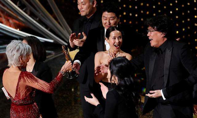 Regisseur Bong Joon Ho (rechts) kann es kaum glauben: "Parasite" hat auch in der Kategorie bester Film gewonnen