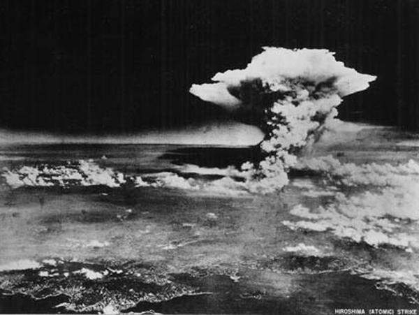 Wenige Tage nach dem Angriff auf Hiroshima ging am 9. August 1945 noch eine weitere Atombombe - diesmal auf Nagasaki – nieder. Sie hatte den Namen „Fat Man“, war etwas schwerer und um einiges breiter als „Little Boy“ und hatte eine Sprengkraft von 22 Kilotonnen. Auf den Namen „Fat Man“ war die Bombe in Anlehnung an den britischen Premierminister Winston Churchill getauft worden. Ursprünglich war „Fat Man“ nicht für Nagasaki bestimmt. Doch Wetterverhältnisse zwangen die Piloten, die Bombe über Nagasaki abzuwerfen. 22.000 Menschen starben sofort; Zehntausende in den Monaten danach.