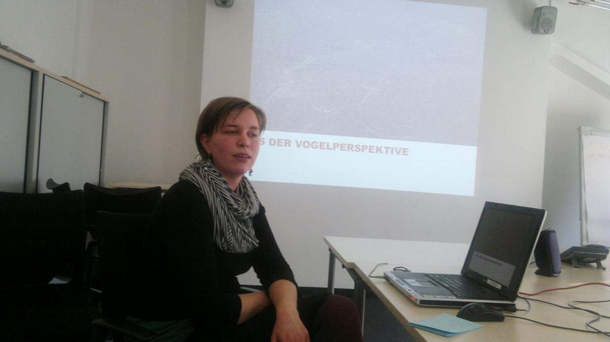 Reporter'11-Ost-Finalisten Anna Fox möchte die Jury von ihrer Reportageidee über die "Diskriminierung von Roma im tschechischen Bildungssystem - Ursachen, Motive, Perspektiven" überzeugen.