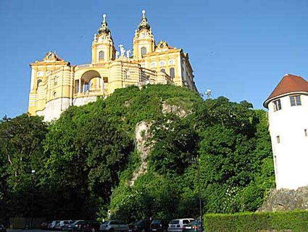 ... bevor man das Ziel der Wanderung erreicht: das Benediktinerstift Melk. Wer noch Energien hat, dem sei ein Besuch des barocken Stifts wärmstens empfohlen. Nach einer Stärkung am Hauptplatz kommt man mit dem Zug wieder bequem zurück nach Wien.