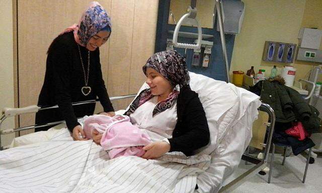 Neujahrsbaby Nisanur mit ihrer Mutter.