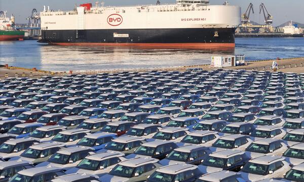 Bereit für den Export: Flotte von BYD-Fahrzeugen in Yantai. Die Nummer eins unter den Herstellern von Elektroautos ist gleichzeitig der zweitgrößte Batteriehersteller der Welt. 