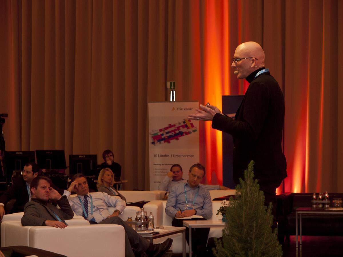 Rund 130 Teilnehmer gaben sich im Kongresscenter ein Stelldichein. <br>Im Bild: Wirtschaftsexperte Kjell A. Nordström bei seinem Vortrag zum Thema "Rethink – Karaoke Capitalism"