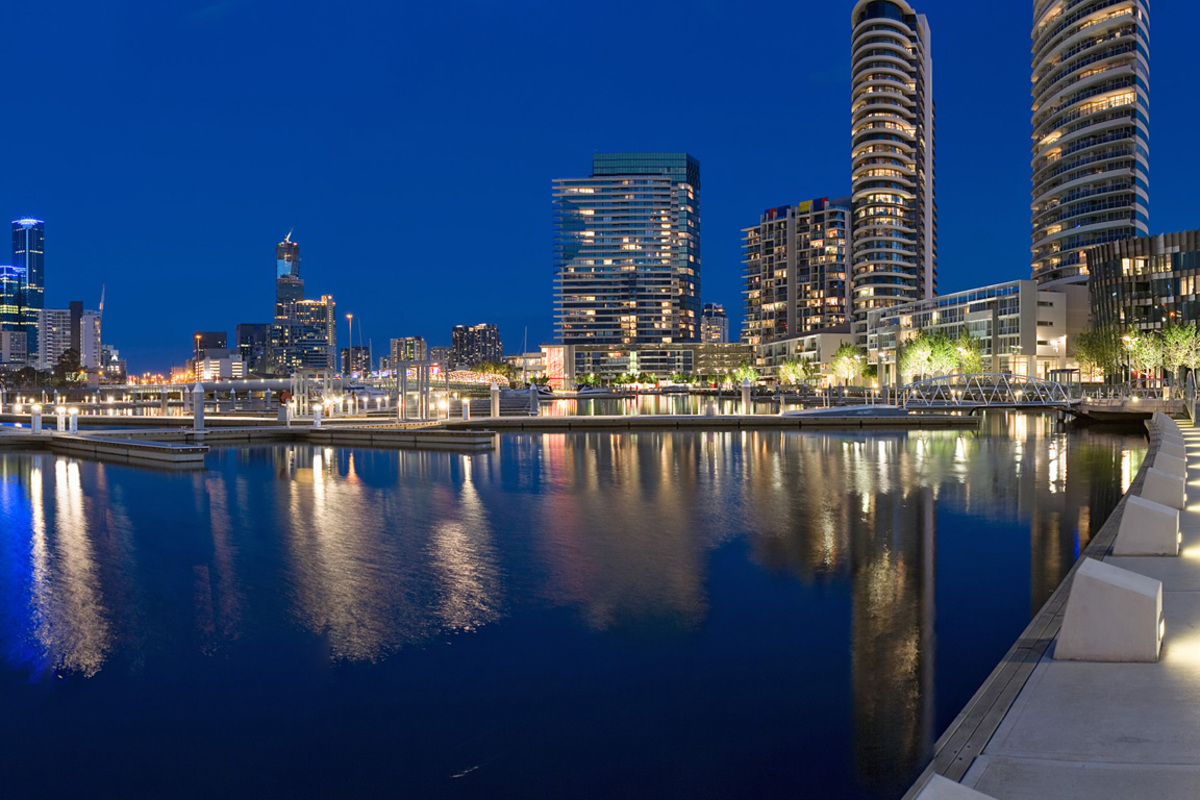 Nochmals Australien. Melbourne ist etwas weniger hektisch und billiger als Sydney und hat viel zu bieten: Neben einer beeindruckenden Skyline etwa verschrobene Künstler- und Studentenviertel. Und natürlich hippe Strände.