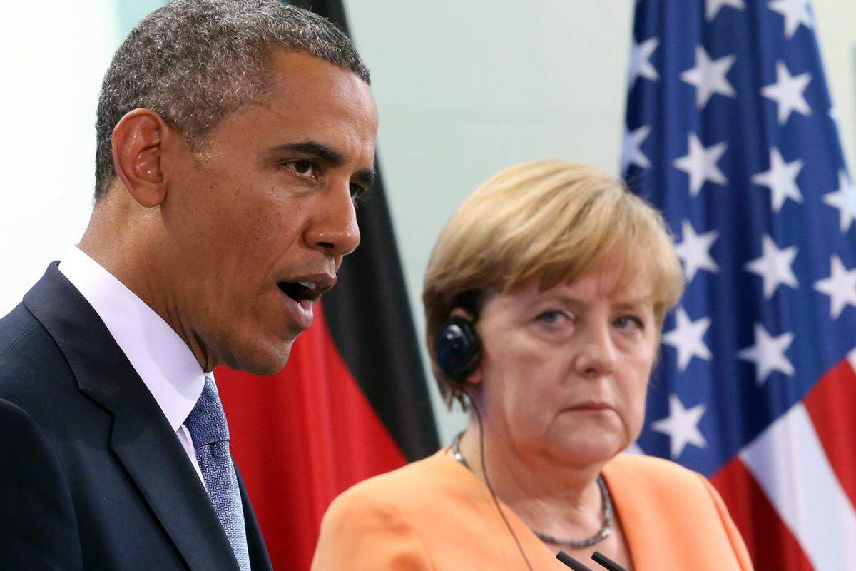 Die deutsche Kanzlerin spricht das Thema bei ihrem Treffen mit Obama an. Danach sagt Merkel, sie habe "Verhältnismäßigkeit" bei der Internetüberwachung eingemahnt. Obama selbst verteidigt das Programm: Er habe die Verpflichtung, sein Volk zu schützen. Außerdem habe es sich nicht um ein Abhörverfahren gehandelt.