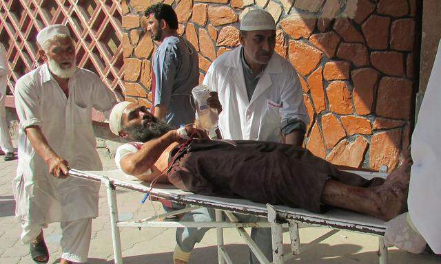 Ein Verletzter wird nach den Anschlägen in Afghanistan ins Krankenhaus gebracht.