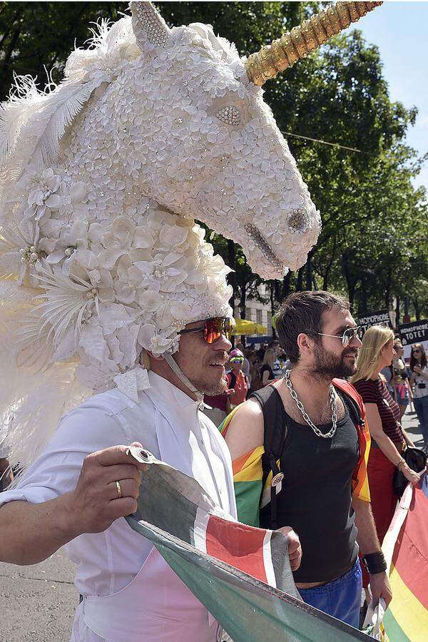 Einhörner gibts nicht? Life Ball Organisator Gerry Keszler (l.) trat bei der Regenbogenparade als solches auf. Laut den Veranstaltern waren rund 130.000 Menschen dabei. 