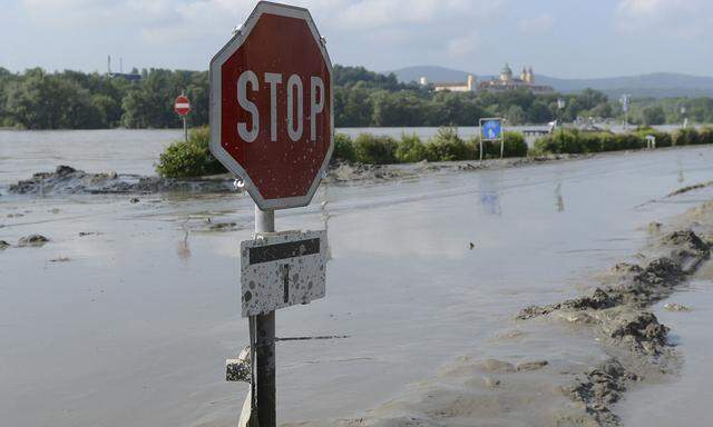 Sonderregeln für den Fall eines Hochwassers (im Bild: 2013 bei Melk) leuchten unmittelbar ein. Doch wo liegen die Grenzen in anderen Krisensituationen? 