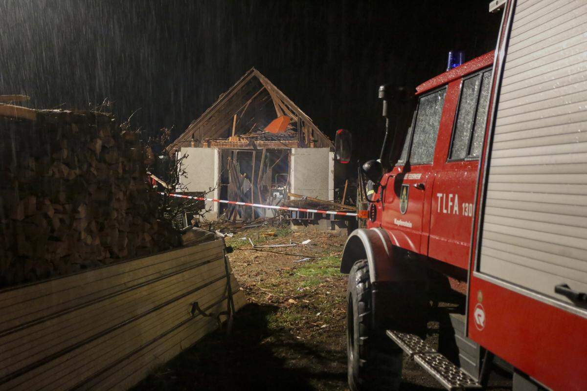 Zwei Männer - ein 57-Jähriger und sein Sohn - bastelten Böller und dürften dabei die Detonation ausgelöst haben.