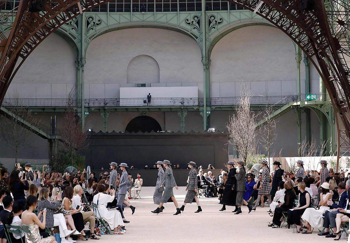 Chanel huldigte Paris: Die Schau glich einer Hommage an Lagerfelds Wahlheimat und an Coco Chanel, legendäre Gründerin des Hauses, für das der gebürtige Hamburger seit mehr als 30 Jahren als Kreativchef entwirft.