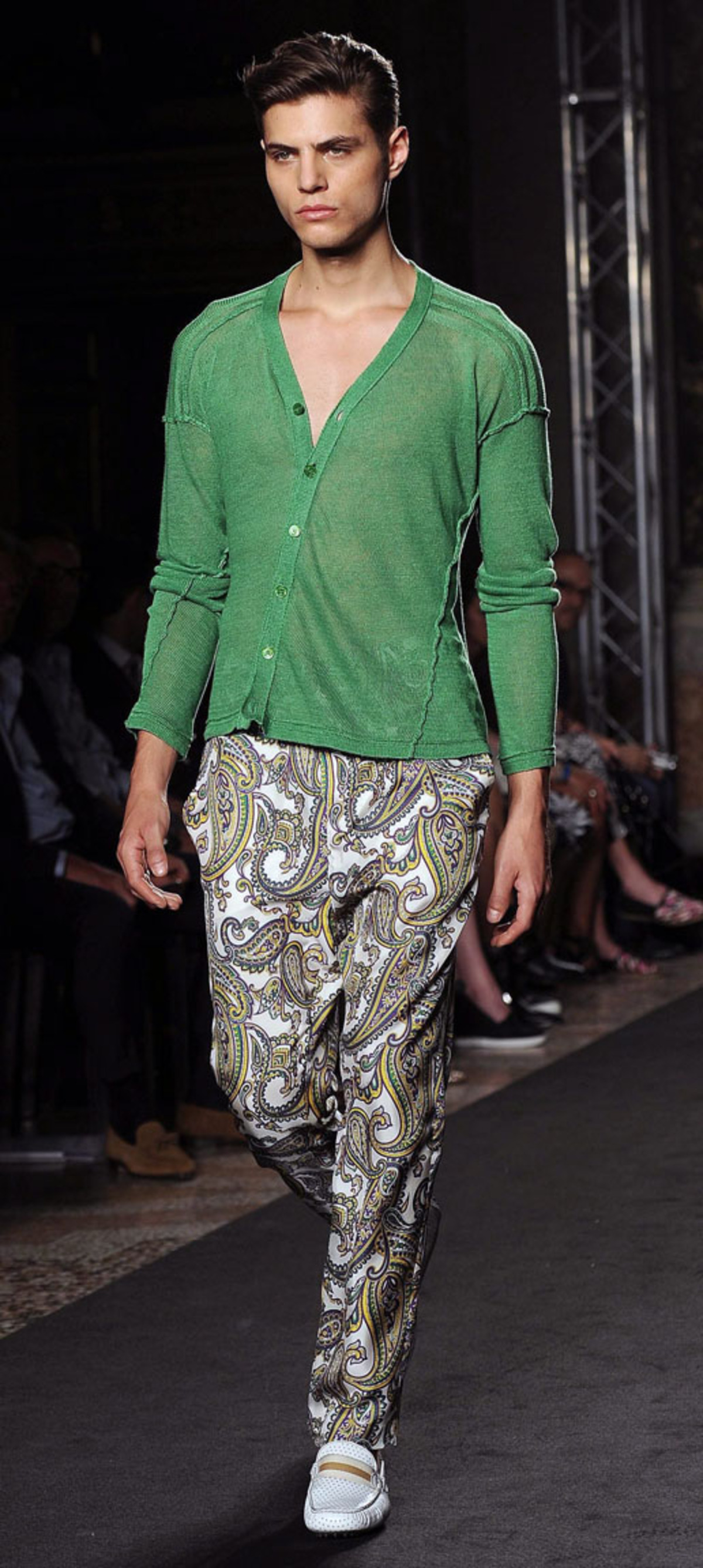 Bunten "Pyjamahosen" sind 2014 auch in der Männerwelt gefragt.