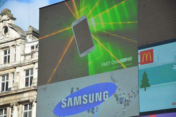 Vor einem Jahr präsentierte Samsung in der katalanischen Hauptstadt Barcelona das Samsung Galaxy S6 und Galaxy S6 Edge. Neben den abgeschrägten Kanten des S6 Edge konnten beide durch ihr neues Design punkten. Das Zeitalter der Plastikbomber war damit vorbei. Doch kein Produkt ist perfekt und es fanden sich schnell einige Kritikpunkte. Daran hat Samsung gefeilt.