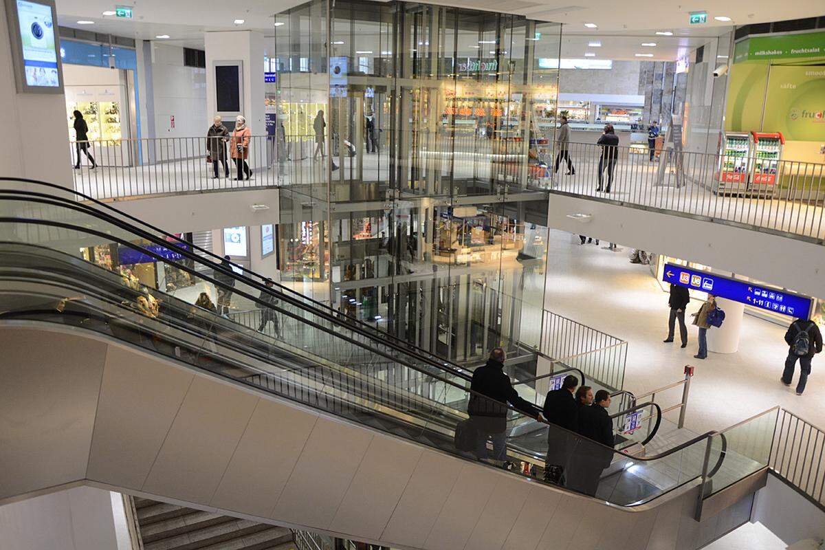 Das 17.000 Quadratmeter große Einkaufszentrum am Areal mit 90 Betrieben wird vom deutschen Unternehmen ECE gemanagt und erstreckt sich auf drei Ebenen, inklusive einem neuen Geschoß unter dem Bahnhof. Es ist das erste große Bahnhofs-Shopping-Center Österreichs.