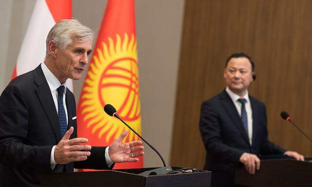 Außenminister Michael Linhart (ÖVP) und sein kirgisischer Amtskollege Ruslan Kazakbaev
