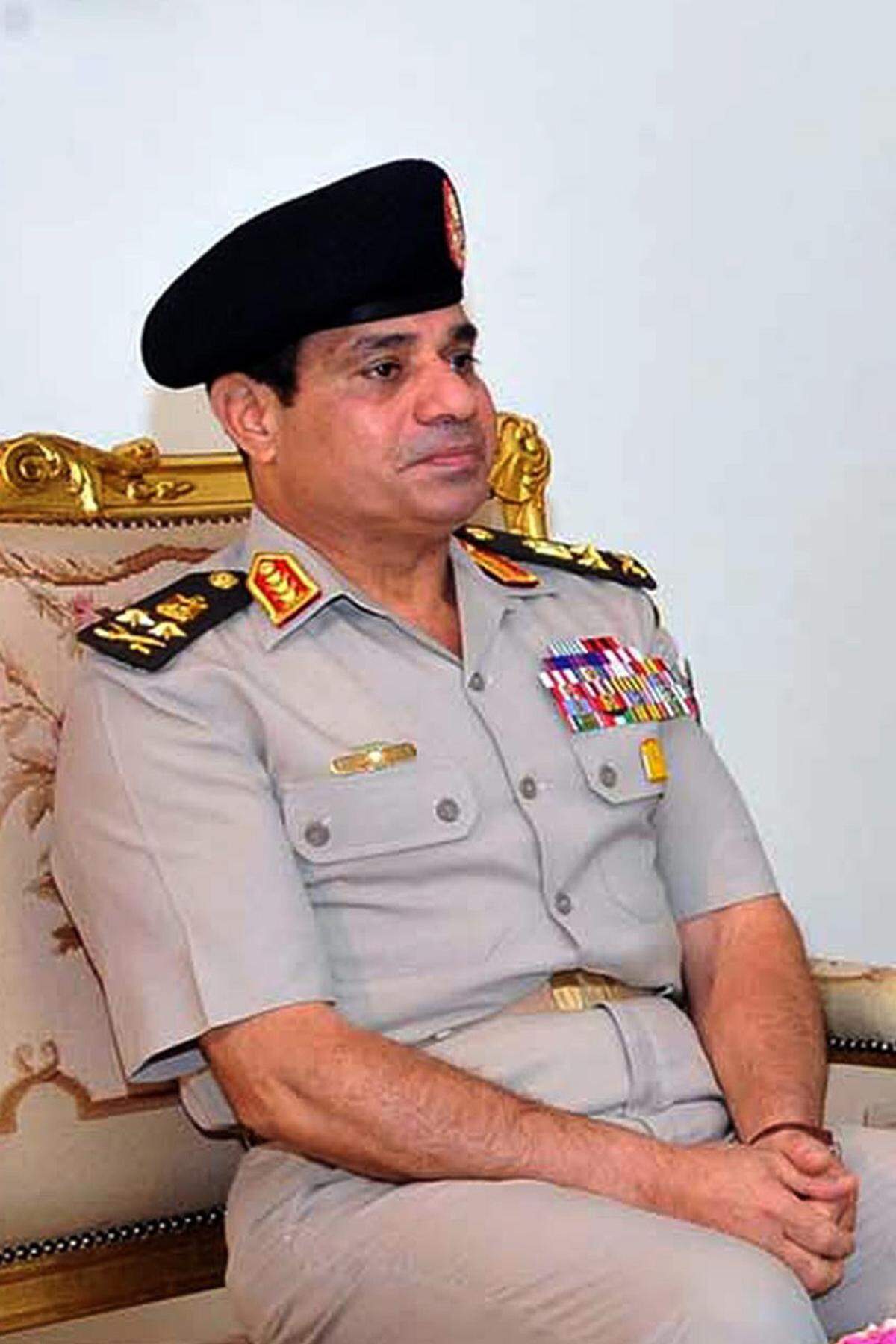 Militärchef Abdel Fattah al-Sisi ist ohne Zweifel der starke Mann Ägyptens. Seit August 2012 steht der 58-Jährige an der Spitze der Streitkräfte und des Verteidigungsministeriums. Erstmals in der ägyptischen Geschichte wurde er von einem demokratisch gewählten Präsidenten, Mursi, ernannt. Ausgerechnet al-Sisi ist es dann, der die Entmachtung des islamistischen Präsidenten Mursis verkündet. Und seither mit voller Härte gegen dessen Anhänger vorgeht. In der Öffentlichkeit präsentiert er sich zwar als moderner Armeeführer, er soll aber ein tiefgläubiger Moslem sein.