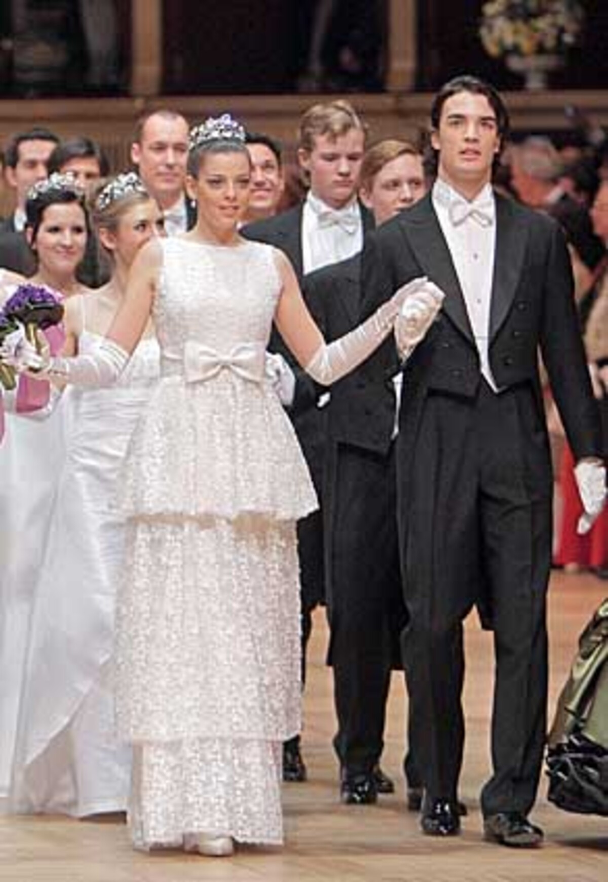 Prominent in der ersten Reihe der 160 Debütanten-Paare: Arturo Pacifico-Griffini, 18-jähriger Sohn von Fiona Pacifico-Griffini Grasser, mit seiner Cousine Alessandra.