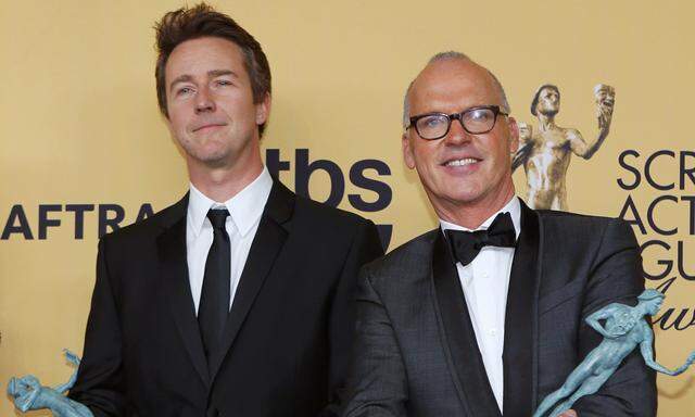 Actors Edward Norton (L) and Michael Keaton of the film ´Birdman,´ pose backstage with their award for Outstanding Performance by a Cast in a Motion Picture at the 21st annual Screen Actors Guild Awards in Los Angeles