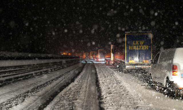 LKW-Stau bei starkem Schneefall auf der A10, zwischen Spittal und Villach am Montag.