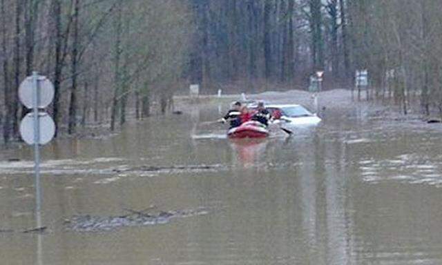 Donau steigt ueberflutungen Toren