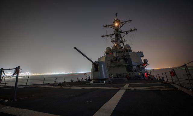 Gefährliche Eskalation: US-Zerstörer Carney fing mehrere Houthi-Drohnen ab. Jemens Rebellen greifen derzeit Handelsschiffe im Roten Meer an.