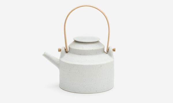 Haben wollen: Eine Teekanne, die man angesichts des Preises von 560 Euro schon wirklich haben wollen muss: Sie stammt vom koreanischen Keramikkünstler Kiho Kang, dessen Werke in zahlreichen Museen und Sammlungen stehen. Erhältlich beim überaus besuchenswerten Keramik-Onlineshop bonceramics.com