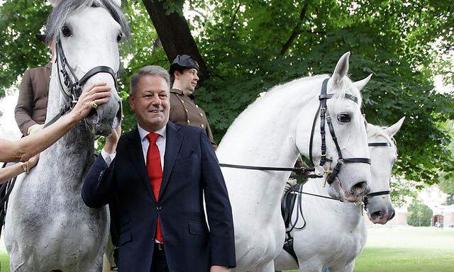 Minister Rupprechter als Pferdeflüsterer