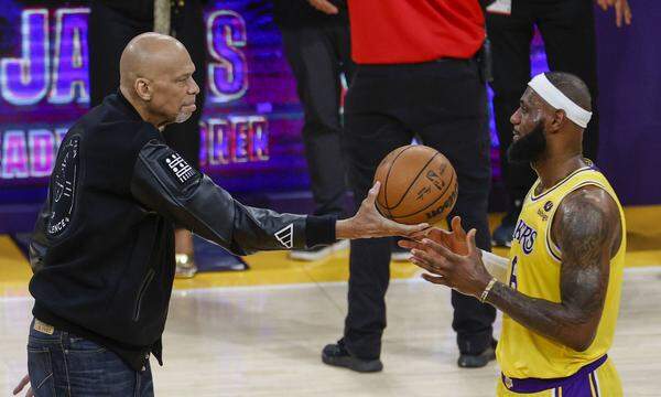 February 7, 2023, Los Angeles, California, USA: Kareem Abdul-Jabbar presents a ball to Los Angeles Lakers forward LeBron