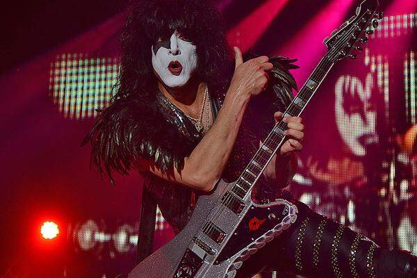 Die Glamrocker von Kiss hätten eigenlich pünktlich um 21 Uhr beginnen sollen. Offenbar war es Gene Simmons und Co aber noch nicht dunkel genug. So startete das letzte Konzert des Rock in Vienna erst um 21.35 Uhr - mit "Detroit Rock City". Wie gewohnt geizten auch die geschminkten Rocker nicht mit Krachern, Pyro und Feuer. Der Zirkus war in der Stadt.