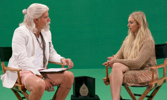 Bei „Who Is America“: Sacha Baron Cohen entlockt Reality-Star Corinne Olympios Antworten zu einer erfundenen Charity-Reise.